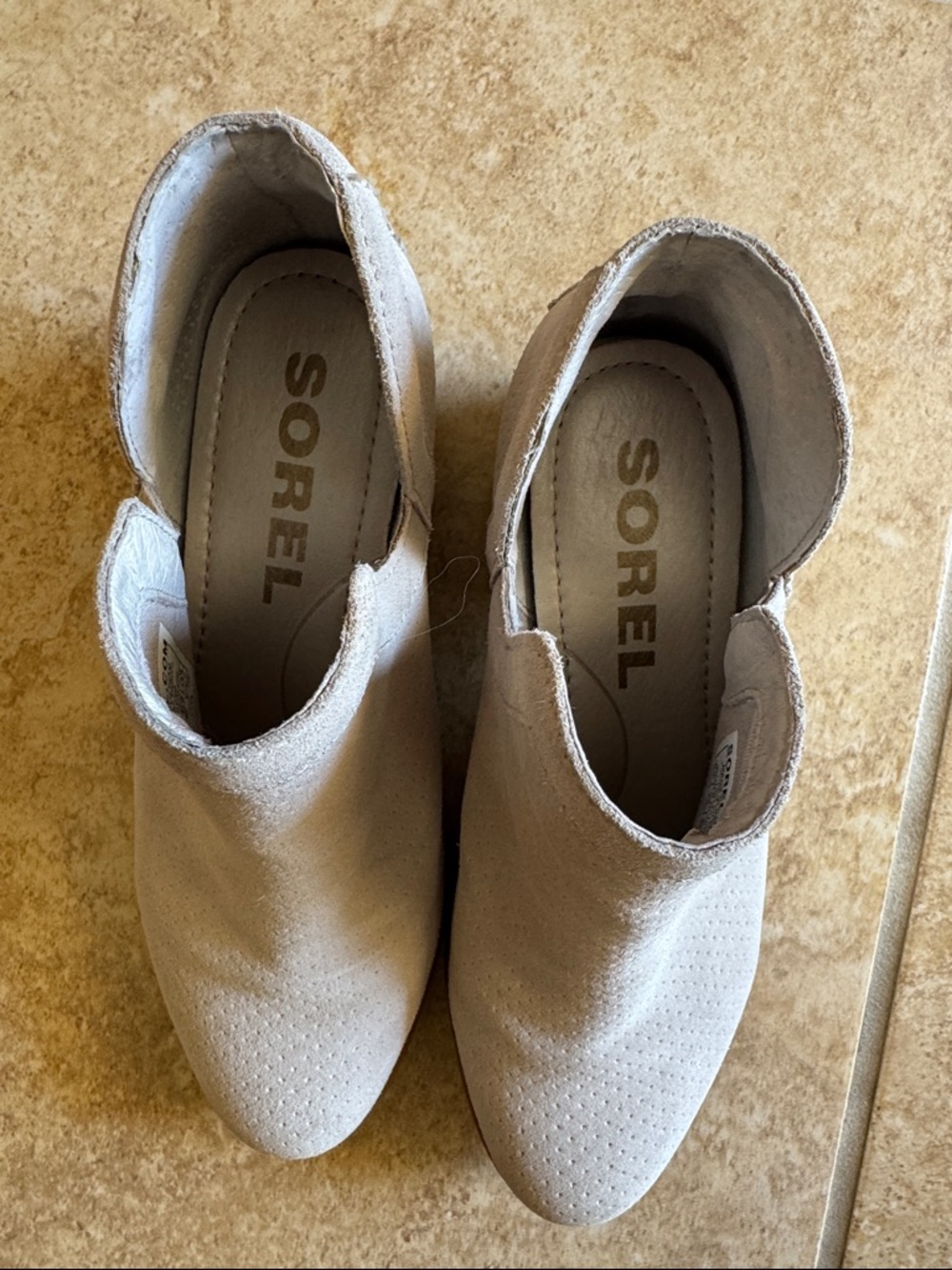 Woman’s Sorel Light Gray Suede Ankle Booties, 6.5 - Picture 4 of 6